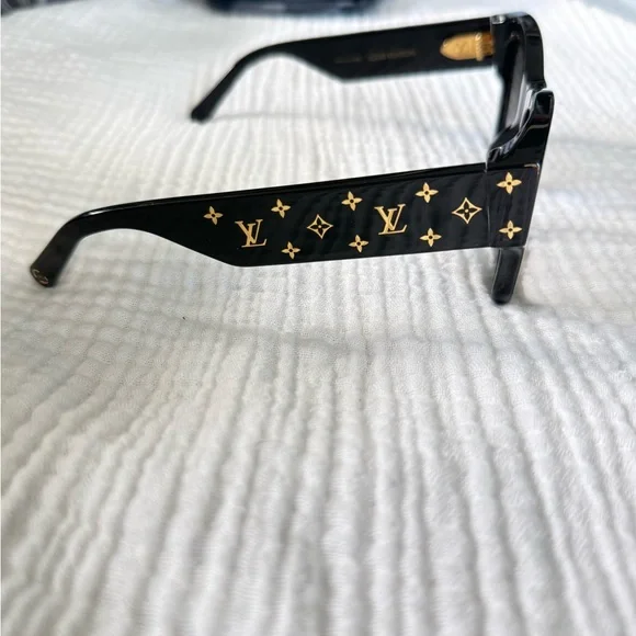Louis Vuitton Black Sunglasses with Gold Accents - Picture 4 of 9